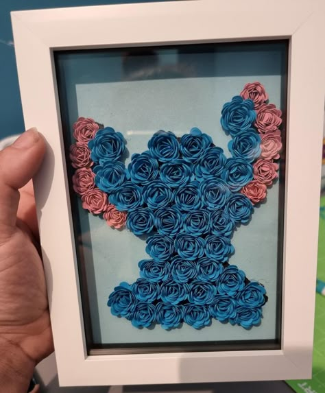 Fleur 3d Cricut, Diy Disney Stitch Gifts, Cricut Stitch Projects, Stitch Shadow Box Ideas, Cricut Projects Disney, Stitch Flowers Disney, Stitch Cricut Projects, Cricut Paper Flowers Projects, Valentines Shadow Box Ideas