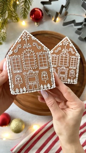 Gingerbread House Piping Designs, Gingerbread House Piping Ideas, Gingerbread Piping Ideas, Nordic Gingerbread House, Minimalist Gingerbread House, Gingerbread Icing Design, Cookie House Christmas, Elegant Gingerbread House, Decorated Gingerbread Houses