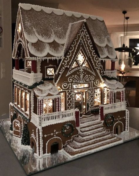 Julkransar Diy, Homemade Gingerbread House, Gingerbread Castle, Gingerbread House Patterns, Cool Gingerbread Houses, Ginger House, Gingerbread House Parties, Gingerbread House Designs, Gingerbread House Cookies