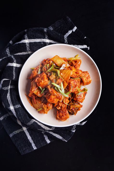 Crispy Tofu & Kimchi Stir-Fry Tofu And Kimchi, Easy Crispy Tofu, Tofu Kimchi, Kimchi Recipes, Middle Eastern Food, Kimchi Recipe, Crispy Tofu, Halal Recipes, Allergy Free Recipes