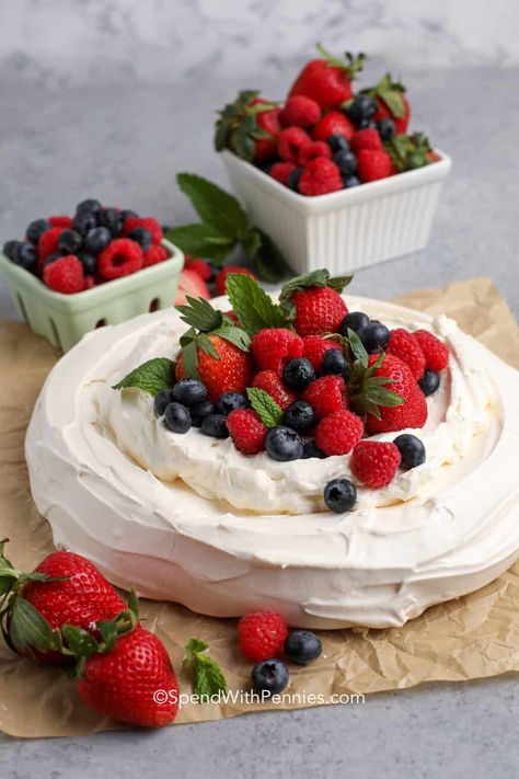 Pavlova Recipe Easy, Easy Pavlova Recipe, What Is Pavlova, Easy Pavlova, Fancy Bakery, Strawberry Pavlova, Pavlova Dessert, Pavlova Cake, Mini Pavlova