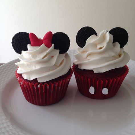 Mickey and Minnie Mouse cupcakes with mini Oreo ears. Red velvet cake in red and red with white polka dot liners. Vanilla buttercream. Red fondant Minnie bow. Made by Play Date Cupcakes in Hawaii. Bolo Do Mickey Mouse, Γενέθλια Mickey Mouse, Tårta Design, Minnie Cupcakes, Disney Cupcakes, Mouse Cupcakes, Fiesta Mickey Mouse, Mickey Mouse Cupcakes, Disney Desserts