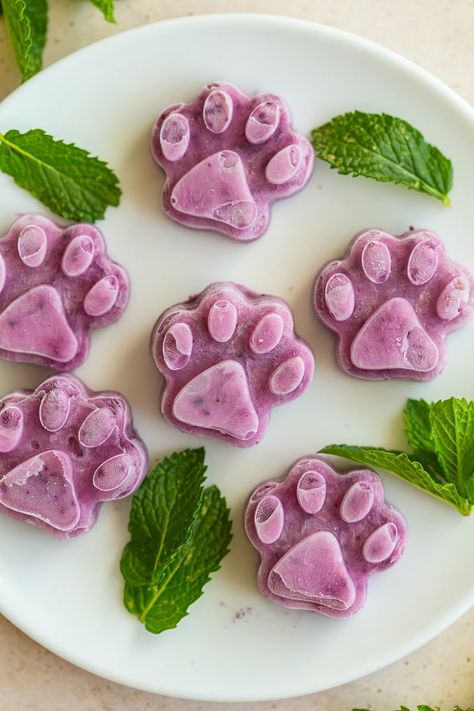 3 Ingredient Minty Dog Treats - Food with Feeling Cucumber Dog Treats, Mint Dog Treats, Yogurt Dog Treats, Frozen Dog Treats Recipes, Blueberry Mint, Cucumber Yogurt, Mint Yogurt, Frozen Dog Treats, Refreshing Snacks