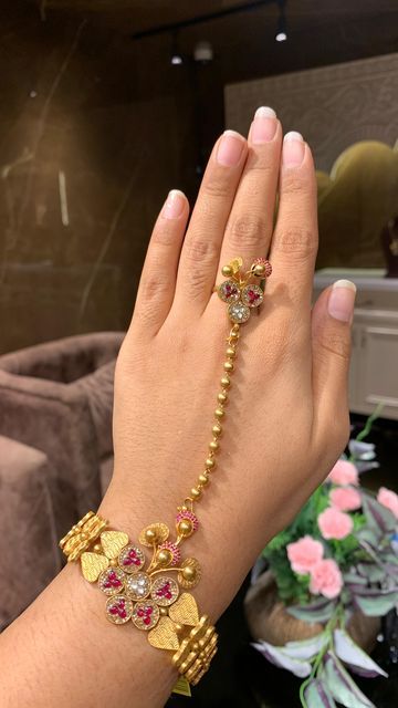 Pochi Designs Gold, Gold Hathphool Design, Hand Pocha Design In Gold, Hathful Designs Gold, Hand Panja Design Gold, Pochi Jewellery Gold, Gold Panja For Hand, Wedding Necklace Designs, Bridal Jewelry Sets Brides