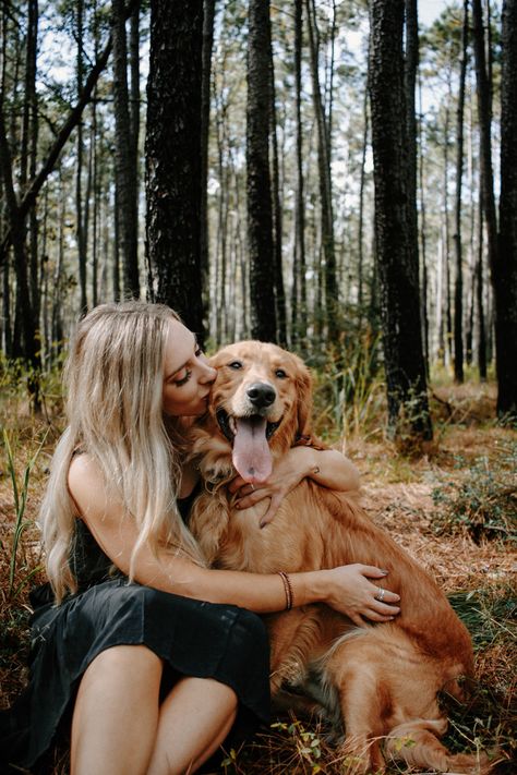 Fall Family Dog Photos, Pictures With Your Dog Ideas, Golden Retriever Photoshoot With Owner, Girl Photoshooting With Dog, Cute Dog And Owner Pictures, Cute Pictures To Take With Your Dog, Cute Poses With Your Dog, Dog And Owner Photoshoot Picture Ideas, Photos To Take With Your Dog