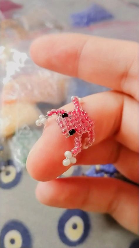 Mini Beaded Lizard, Tiny Bead Crafts, Beaded Animal Rings, Animals Made Out Of Beads, Beaded Frog Tutorial, Seed Bead Animals Tutorials, Frog Bead Pattern, Beaded Axolotl, Pony Bead Designs