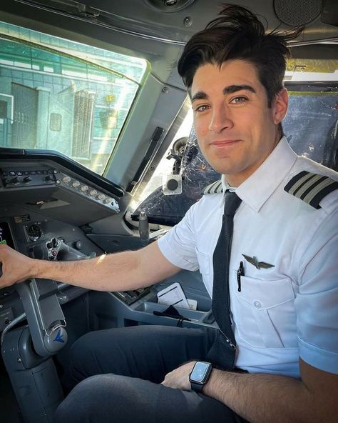 Andrew Dacosta, Pilot Drew, Pilot Andrew, Sandra Bullock Oscar, Pilot Uniform Men, Pilot Uniform, Selfie Photos, Medicine Notes, Pilots Aviation