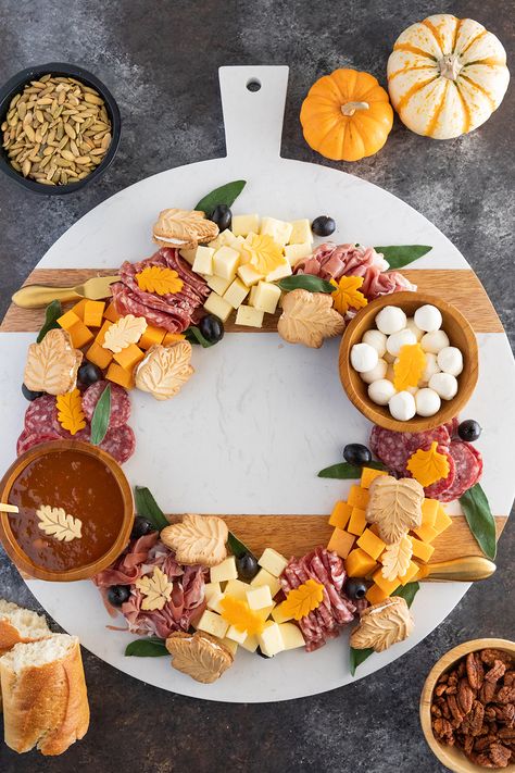 Fall Wreath Charcuterie Board - an easy to make charcuterie board that is perfect for any fall celebration. Charcuterie Wreath Board, Make Charcuterie Board, Charcuterie Board Ideas Easy, Charcuterie Board Thanksgiving, Wreath Charcuterie Board, Thanksgiving Charcuterie Board Ideas, Wreath Charcuterie, Food Wreath, Charcuterie Wreath