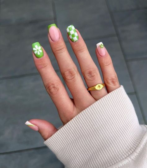 St Patricks Nail Designs, Saint Patrick Nail, St Patricks Day Nails, Retro Nails, Square Nail, Floral Nail Designs, White Nail, Dipped Nails, Floral Nails