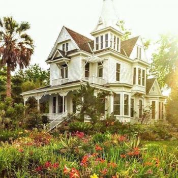 Solve Nice Victorian jigsaw puzzle online with 9 pieces House In The Middle Of Nowhere, Zachary Core, Modern Victorian House Exterior, Victorian Farmhouse Exterior, Victorian Farmhouse Plans, Small Victorian House, Blocksburg House, House Character, Practical Magic House