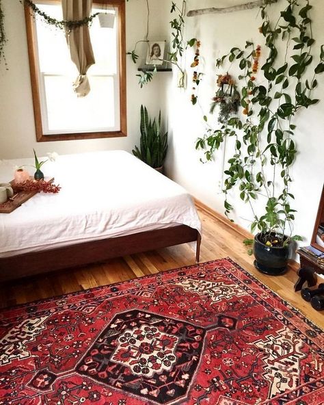 Persian Rug Bedroom, Boho Rugs Bedroom, Bedroom Paint Colors Master, Chic Bedroom Design, Shabby Chic Bedroom, Chic Bedroom, Rug Bedroom, Bedroom Carpet, Red Rug