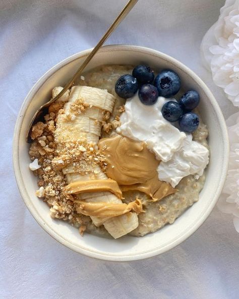 jelena || vegan food on Instagram: "VANILLA CHEESECAKE OATMEAL , vegan & high protein Def one of the fanciest oatmeal i had lately . The cream cheese on top creates such a special flavour! Have a lovely day!☺️ Protein Oats: 50g oats 150 ml plant milk / water 10g vanilla protein powder @vetain_de pinch of salt TOPPINGS: vegan cream cheese @oatly nut butter @koro_de (you can use my code JELENA5 for a 5% discount) banana blueberries granola @heimatgut *dieser Post enthält Werbung #oats #o Protein Oats Aesthetic, Cheesecake Oatmeal, Changing Lifestyle, Vegan High Protein, Oatmeal Vegan, Protein Oats, Protein Oatmeal, Plant Milk, Vegan Cream