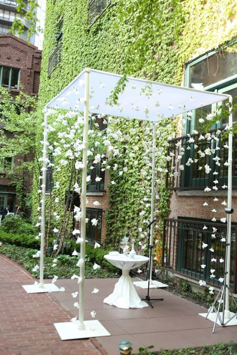 Minimalist Chuppah Flowers, Hanging Flower Chuppah, Chuppah With Hanging Flowers, Chuppah Hanging Flowers, Modern Chuppah Wedding, Simple Huppah, Simple Chuppah Ideas, Winter Chuppah, Chuppah Simple