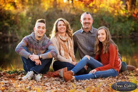 Adult Family Photos, Fall Photoshoot Family, Big Family Photos, Large Family Photos, Pose Portrait, Family Photoshoot Poses, Fall Family Portraits, Fall Family Photo Outfits, Family Portrait Poses