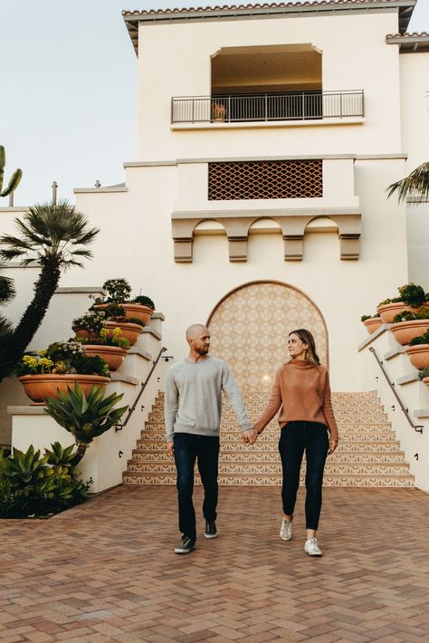 Couple wearing sweaters walks the grounds at Terranea Resort for engagement photos. Rancho Palos Verdes Engagement Photos, Fall Engagement Photo Outfits, Palos Verdes Wedding, Engagement Shoots Poses, Ideas For Engagement Photos, Terranea Resort, Engagement Photo Outfits Fall, Modern Real Estate, Anniversary Shoot