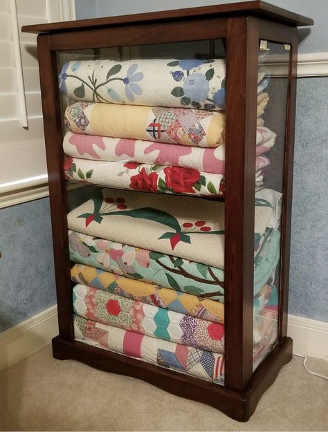 Ways To Display Quilts, Quilt Display Ideas, Quilt Display Case, Quilt Display Racks, Quilt Cabinet, Pottery Barn Shelves, Handkerchiefs Crafts, Quilt Stand, Quilt Racks