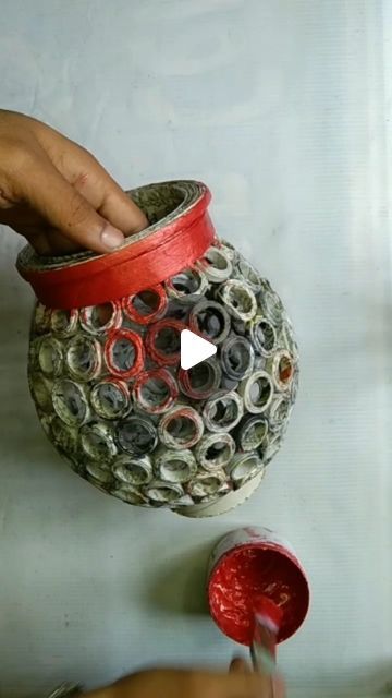 Flower Vase Crafts, Newspaper Flowers, Paper Flower Vase, Vase Making, Newspaper Crafts Diy, Flower Vase Making, Vase Crafts, Magazine Crafts, Newspaper Crafts