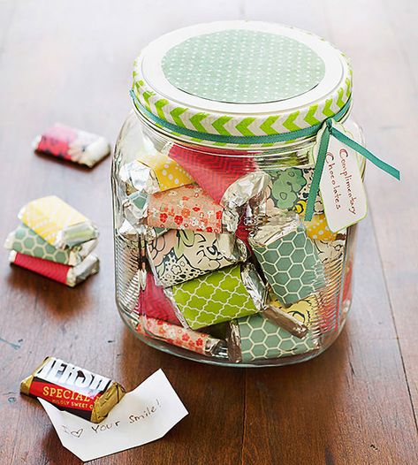 A collection of sweet sentiments—each wrapped around a chocolate candy—makes a delectable present for that someone you just can't say enough good things about! Wrapping Ideas For Christmas, Mason Jar Christmas Crafts, Easy Holidays Crafts, Chocolate Wrapping, Gifts Wrapping, Christmas Mason Jars, Homemade Valentines, Christmas Jars, Ideas For Christmas