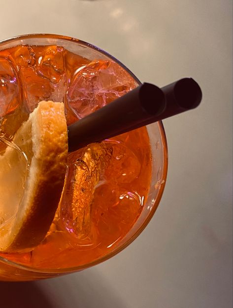 Friends Aesthetic Wallpaper, Aperol Spritz Aesthetic, Amber Energy, Spritz Aesthetic, Aesthetic Wallpaper Inspiration, Drinking Friends, Pretty Alcoholic Drinks, Sunny Vibes, Orange Drinks