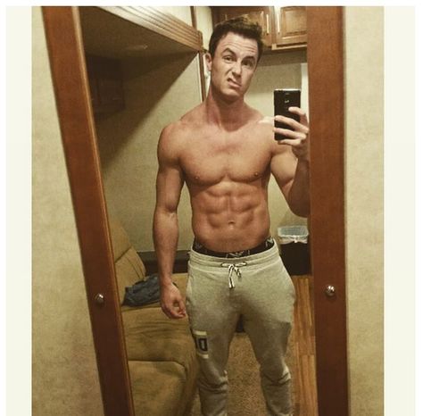 And the Shirtless Mirror Selfie Deputy Parrish, Ryan Kelley, Jordan Parrish, Shirtless Actors, Ryan Kelly, Teen Wolf Mtv, Teen Wolf Cast, Tyler Hoechlin