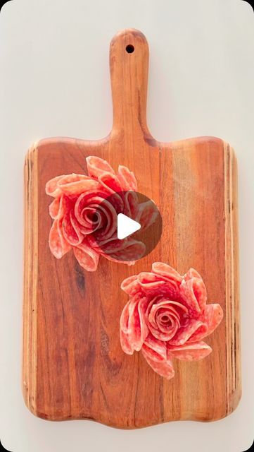 Orange Flower Charcuterie, Salami Finger Food, Charcuterie Mini Board, Charcuterie Sticks Ideas, Charcuterie Flowers How To, Salami Flowers Video, Ketering Ideas, Garnishes For Food, Charcuterie Tips