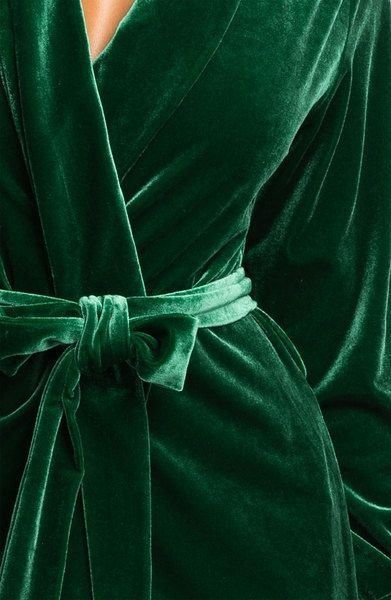 Luxe velvet robe // Perfect for bride's pre-wedding hair & makeup outfit // Pantone Junebug green Slytherin Aesthetic, Winter Trends, 가을 패션, Gentleman Style, Green Aesthetic, Looks Style, Mode Inspiration, Style Outfits, Green Velvet