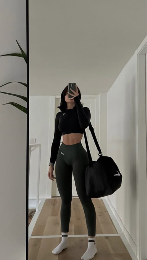 Gym aesthetic leggings that girl Adrette Outfits, Modele Fitness, Gymwear Outfits, Skandinavian Fashion, Cute Gym Outfits, Berlin Fashion, Workout Fits, Gym Girl, Gym Fits