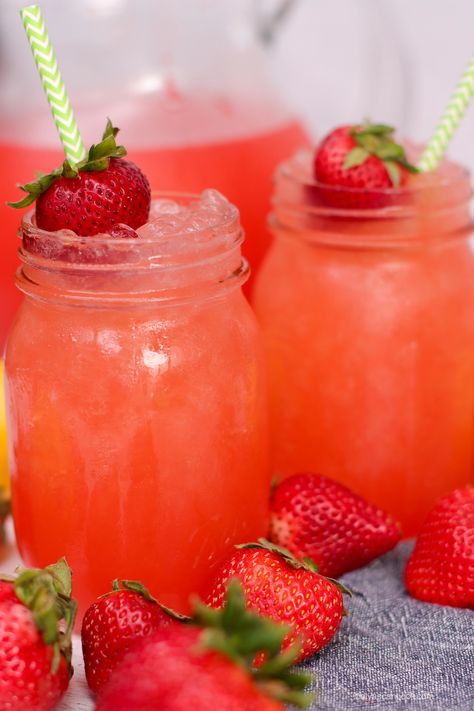 The BEST Homemade Strawberry Lemonade Recipe - Country Style Southern Lemonade, Homemade Strawberry Lemonade Recipe, Fresh Strawberry Lemonade, Grilled Dinner Recipes, Homemade Strawberry Lemonade, Strawberry Lemonade Recipe, Divas Can Cook, Lemonade Party, Lemon Lemonade