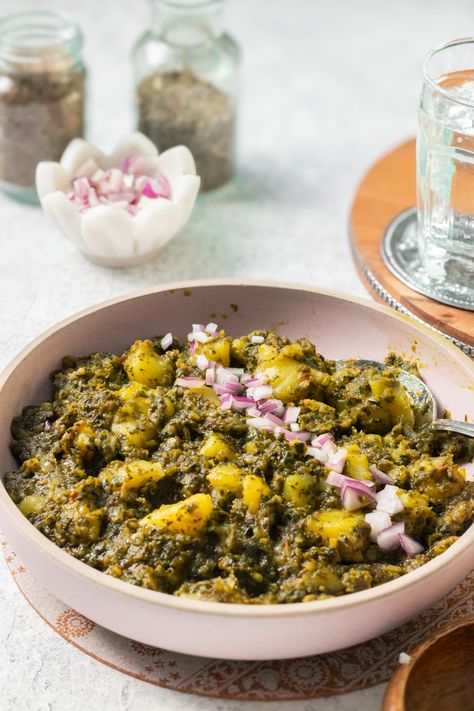 Sag Aloo, Aloo Palak Recipe, Palak Recipe, Best Vegetarian Dishes, Aloo Palak, Pakistani Dishes, Yellow Potatoes, Pakistani Food, How To Cook Potatoes