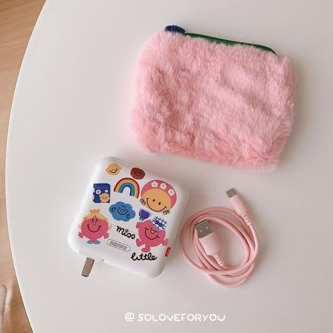 Aesthetic Powerbank, Powerbank Aesthetic, Cute Powerbank, Rose Iphone Case, Study Tour, Handpainted Bags, Diy Iphone Case, Handbag Essentials, Phone Gadgets