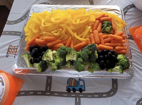 Yellow peppers, carrots, broccoli + black olives in the shape of a dump truck. Truck Veggie Tray, Dump Truck Veggie Tray, Carrots Broccoli, Vegetable Tray, Truck Birthday, Trucks Birthday Party, Yellow Pepper, Veggie Tray, Black Olives