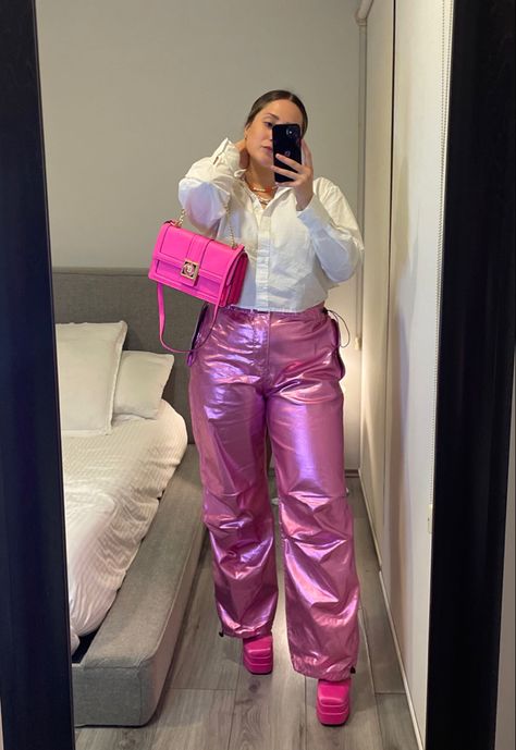 Pink Going Out Outfits Plus Size, Barbie Plus Size Outfits, Pink Leather Pants Outfit, Pink Metallic Pants Outfit, Metallic Pants Outfit, Outfit Rosa, Metallic Trousers, Colour Combinations Fashion, Leather Pants Outfit