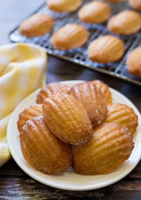 Lemon Madeleines, Madeleines Recipe, Madeleine Recipe, French Dessert, French Desserts, Chocolate Zucchini, Small Cake, French Food, Cookies Brownies