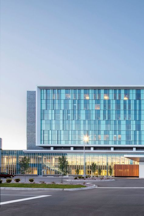 hospital with blue windows Healthcare Architecture Exterior, Hospital Design Architecture Exterior, Hospital Facade Design, Hospital Facade, Hospital Interiors, Healthcare Inspiration, Civic Architecture, Architecture Form, Hospital Design Architecture