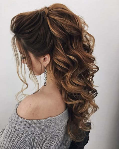 The Best and fabulous Hairstyles for Every Wedding Dress Neckline. Whether you're a summer ,winter bride or a destination bride...hairstyles to match dress neckline,best hairstyle to wear with strapless dress,hairstyles for sweetheart neckline dresses, bride hair down for off the shoulder wedding dress Bride Hair Down, Diy Ponytail, Strapless Dress Hairstyles, Summer Wedding Hairstyles, Dresses Bride, Long Hair Models, Destination Bride, Winter Bride, A Ponytail