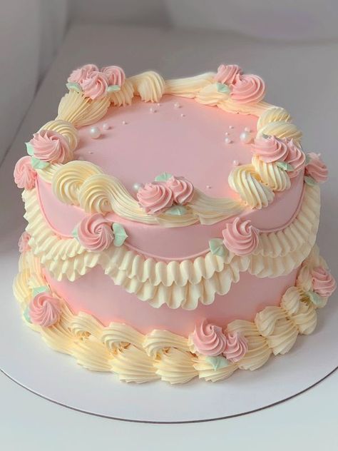 MM Cake Styles Aesthetic Cake Decorating Ideas, Royal Icing On Cakes, Girly Cake Decorating Ideas, Cakes With Piping, Frilly Birthday Cake, Cake Designs One Layer, Girls Birthday Cake Designs, Pink Lunch Box Cake, Pink Circle Birthday Cake