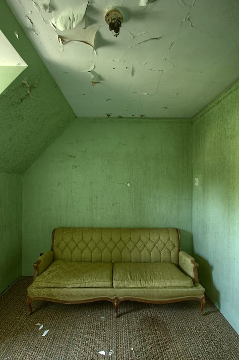 Forgotten Places, Abandoned House, Peeling Paint, Empty Room, Green Collection, Liminal Spaces, Green Rooms, Abandoned Buildings, Abandoned Houses