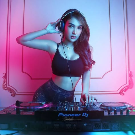 Female Dj Photoshoot Ideas, Dj Photoshoot Ideas Portraits, Female Dj Photoshoot, Dj Promo Photos, Dj Girl Aesthetic, Female Dj Aesthetic, Dj Photoshoot Ideas, Dj Portrait, Dj Photoshoot