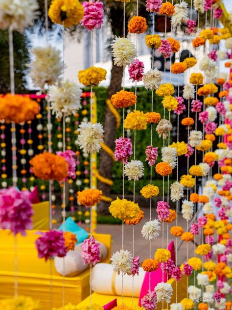 Haldi Ceremony Decorations, Mehendi Decor Ideas, Home Flower Decor, Tafel Decor, Mandap Decor, Desi Wedding Decor, Marriage Decoration, Wedding Planning Decor, Mehndi Decor