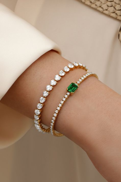 Emerald Elegance, Diamond Delight: Celebrating the Fusion of Luxurious Gems ✨💚 #aquaejewels Bracelet Diamond Luxury, Emerald Diamond Bracelet, Emerald Bracelets, Fashion Jewelry Necklaces Gold, Diamond Accessories, Diamond Bracelet Design, Square Jewelry, Gold Bar Earrings, Diamond Necklace Designs