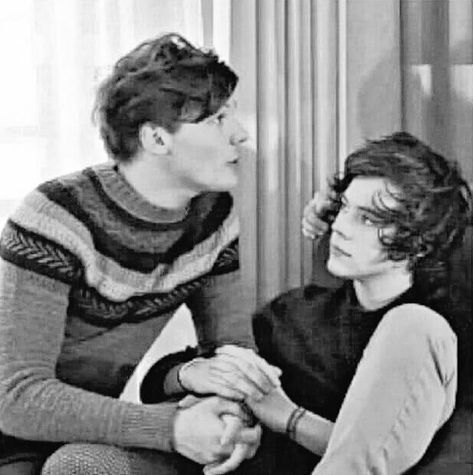 Larry Pics, Louis Tomlinson One Direction, Harry Styles Louis Tomlinson, Moonage Daydream, Larry Shippers, One Direction Photos, Sweet Lover, I Believe In Love, One Direction Harry