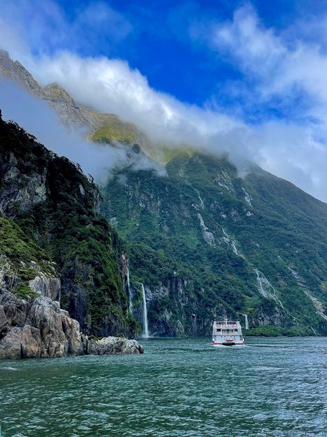 Mountains New Zealand, New Zealand Milford Sound, New Zealand Christchurch, New Zealand Travel Aesthetic, Auckland New Zealand Aesthetic, Nee Zealand, Aesthetic New Zealand, New Zealand Tourist Attractions, New Zealand Aesthetic