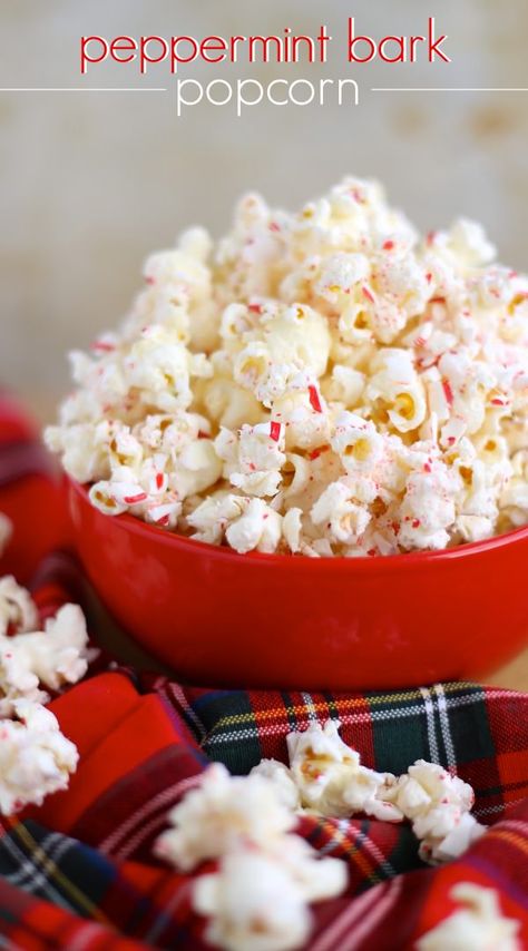 Christmas Peppermint Bark Popcorn Peppermint Popcorn, Cup Of Cake, White Chocolate Popcorn, Chocolate Popcorn, Idea Room, Popcorn Recipes, Peppermint Bark, Noel Christmas, Candy Canes