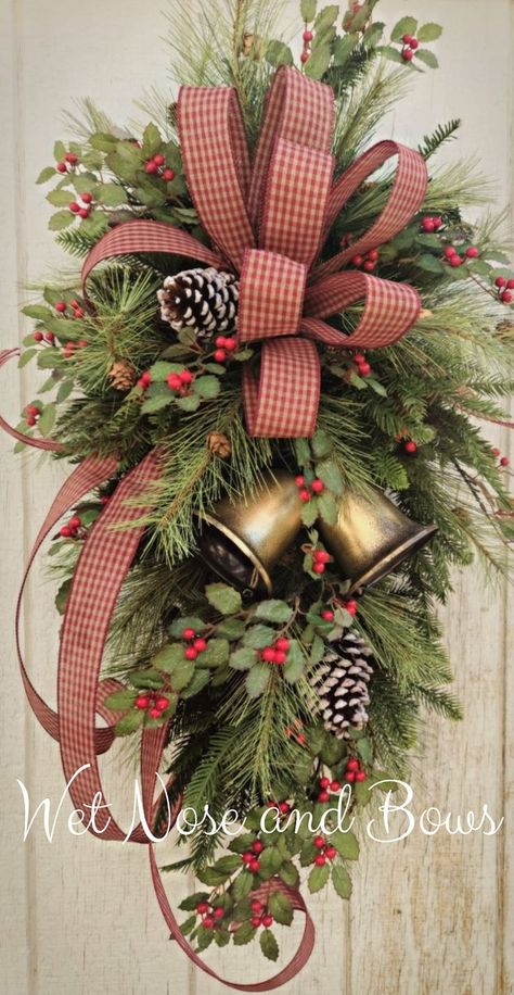 Outside Christmas Decorations, Christmas Wreaths Ideas, Christmas Flower Arrangements, Diy Christmas Wreaths, Wreaths Ideas, Christmas Floral Arrangements, Christmas Front Doors, Wreaths Diy, Xmas Wreaths