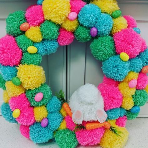 Easter Decoration With Pom Poms Easter Pompom Wreath, Pom Pom Easter Wreath, Easter Pom Pom Crafts, Easter Wreaths For Front Door, Wreaths For Front Door Diy, Yarn Display, Front Door Diy, Pom Pom Bunnies, Pom Pom Decorations