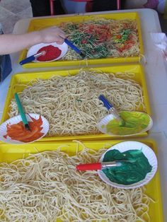 spaghetti! This looks really fun. for preschoolers and older. you layout spaghetti in trays. Let the children touch and feel the spaghetti. they can paint the spaghetti different colors. let them use their hands to mix the paint. Nutrition Preschool, Vetenskapliga Experiment, Sensory Table, Kids Sensory, Preschool Theme, Sensory Bin, Toddler Fun, Preschool Fun, Toddler Learning