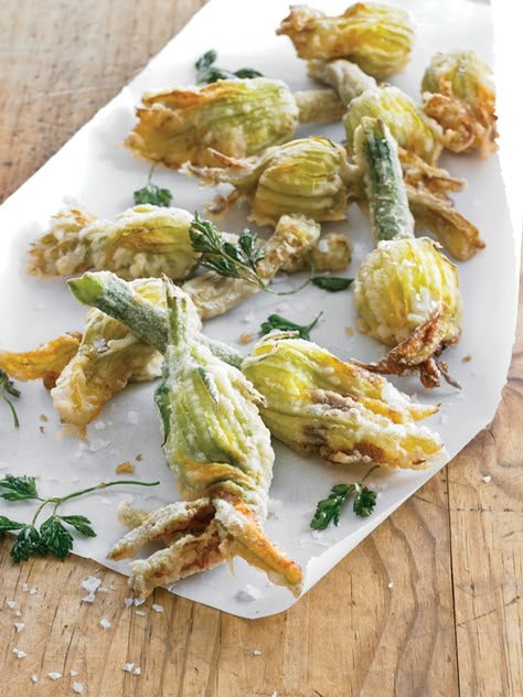 Squash Blossom Recipe, Fried Zucchini Flowers, Fried Squash Blossoms, Stuffed Squash Blossoms, Tempura Recipe, Zucchini Flowers, Zucchini Blossoms, Squash Blossoms, Garden Recipes