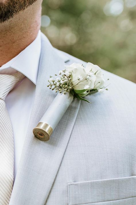 Bullet casing boutonniere for the groom Grooms Boutonniere Rustic, Western Boutineer Grooms, Groom Boutineer Ideas, Western Boutineer Ideas, Shotgun Boutineers, Shotgun Shell Boutonniere Diy, Sams Wedding Flowers, Shell Casing Boutonniere, Bullet Casing Boutonniere