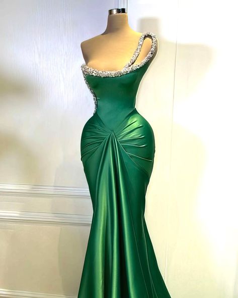 Emerald Green Gown, Green Evening Gowns, Exquisite Gowns, Dress With Pleats, Sequin Prom Dress, Green Gown, Prom Dress Inspiration, Fashion Group, Evening Party Dress