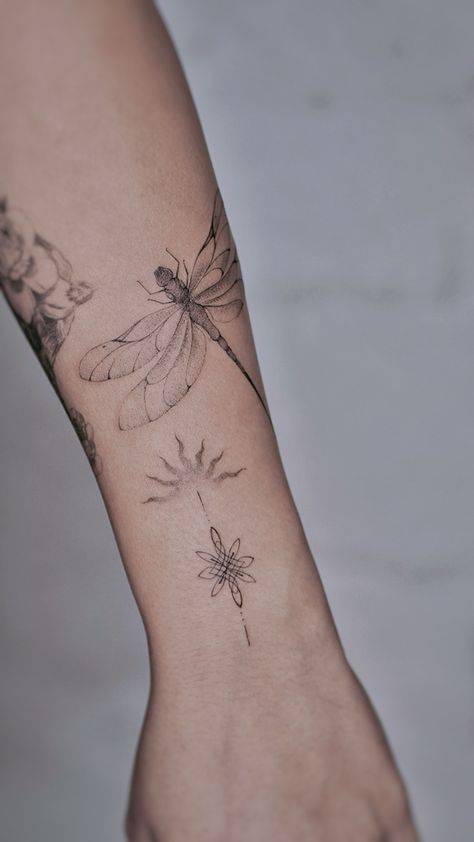 Deagonfly tattoo on sleeve. Orament and sun tattoo. #tattoo #tattooideas #tattooart #dragonfly Forearm Dragonfly Tattoo, Dragonfly Design Tattoo, Dragonfly Tattoo Sleeve, Floral Dragonfly Tattoo, Dragonfly Wings Tattoo, Dragonfly Flower Tattoo, Dragonfly Tattoo Design, Ancient Tattoo, Dragonfly Wings